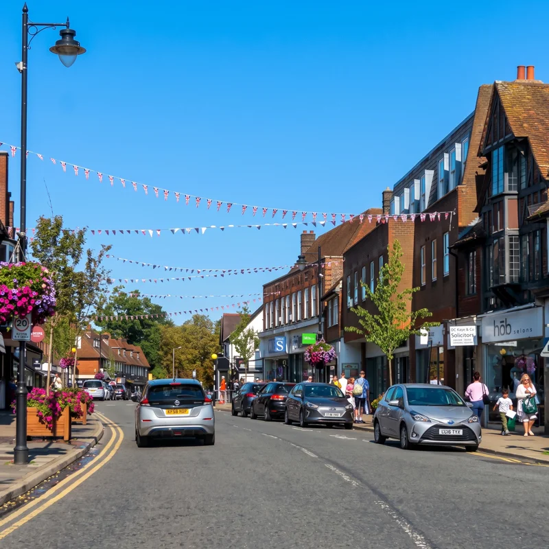 Picture Hanging Amersham - a photograph of Sycamore Road in Amersham